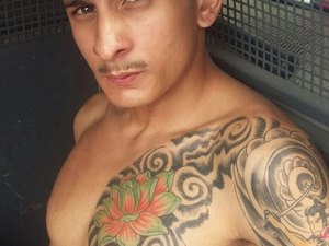 Homem é preso por porte ilegal de arma de fogo e moto roubada 