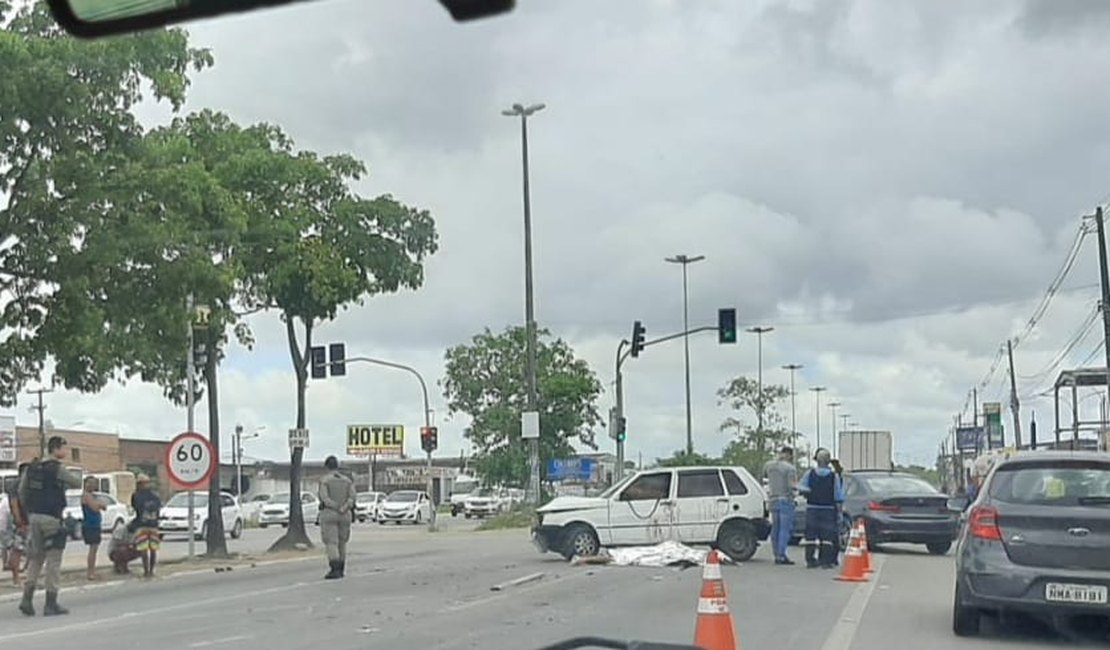 Colisão entre carro de passeio e carreta deixa uma pessoa morta em Maceió