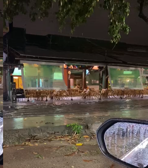 Chuva intensa alaga ruas da parte baixa de Maceió