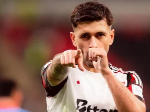 Com brilho de Arrascaeta, Flamengo sofre, mas vence Cruz Azul e avança no Mundial