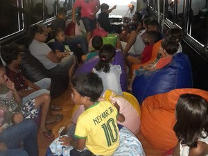Crianças aproveitam CineBus no conjunto Jaime Soares durante o fim de semana