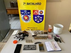 Drogas, armas e munições são apreendidas pela PM dentro de residência em Santana do Ipanema