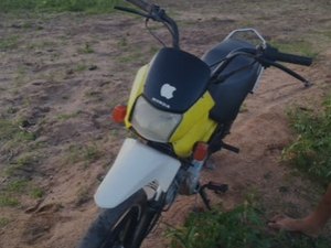 Motocicleta Honda Pop amarela é furtada na porta de casa em Feira Grande