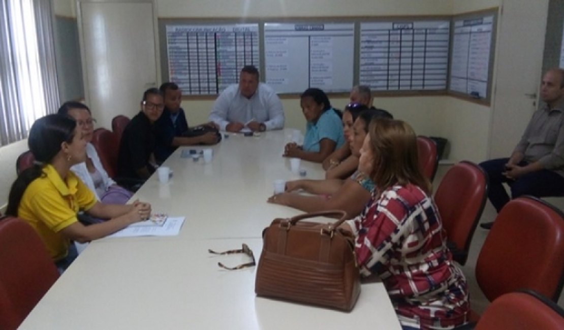 Secretário Lima Júnior recebe familiares de jovens mortos