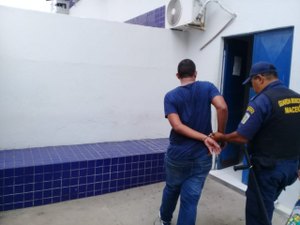 Homem tenta furtar celular, mas é espancado por populares no Centro