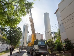 Criminosos contratam guindastes e tentam furtar caixa d'água de condomínio