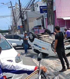 [Vídeo] Acidente entre dois carros provoca capotamento e táxi fica virado na Av. Gustavo Paiva