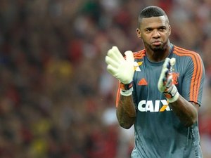 Figueirense e Avaí fazem 'clássico' para ter goleiro Felipe, ex-Flamengo