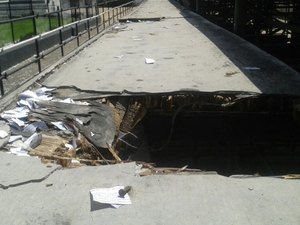 [Vídeo] Buracos na arquibancada metálica colocam em risco vida de torcedores