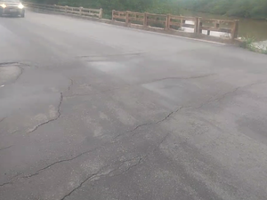 [Vídeo] Moradores mostram rachaduras em ponte no Rio Meirim, em Ipioca