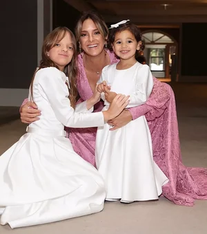 Ticiane Pinheiro posa com as filhas, Rafaella e Manuella, no casamento da irmã