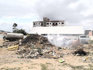 [Vídeo] Lixo descartado em terreno abandonado pela Prefeitura de Arapiraca pega fogo