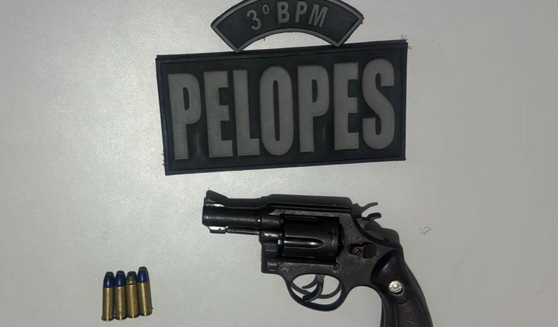Jovem é preso após polícia apreender revólver e motocicleta em Arapiraca