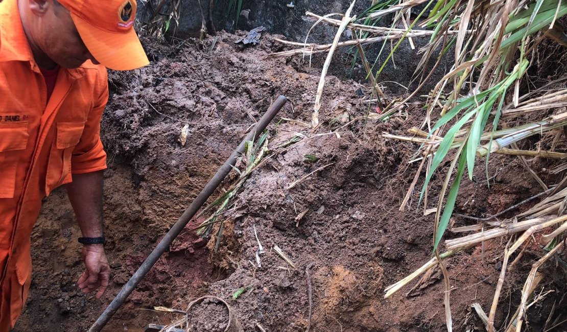 Barreira desaba e deixa mulher soterrada no Bebedouro, em Maceió