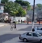 Moradores bloqueiam Av. Senador Rui Palmeira, em Maceió, em protesto contra falta de energia