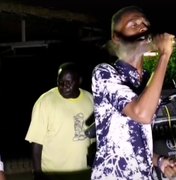 [Vídeo] Morcego invade live e persegue cantor no Sudão