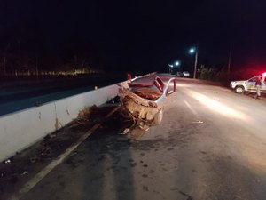 Colisão entre carreta e carro de passeio deixa uma pessoa morta e outra ferida