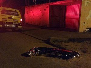 Jovem é morto a golpes de faca durante discussão em residência