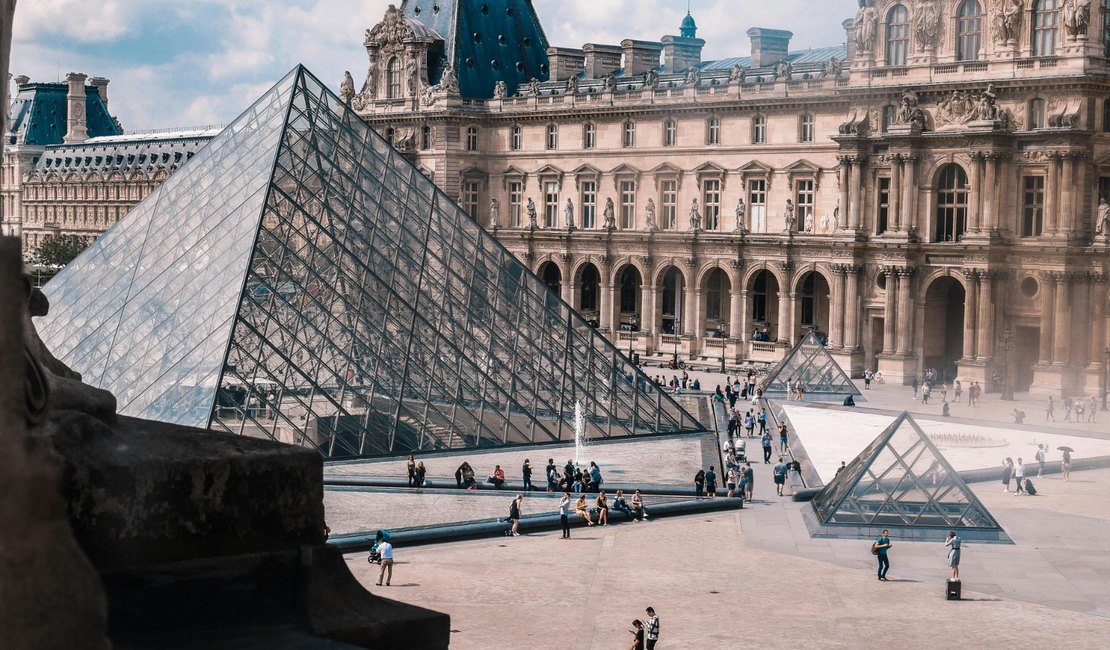 Museu do Louvre reabre para público pela 1ª vez após roubo de joias