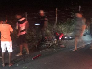Carro passa por cima da cabeça de jovem durante competição de racha na AL 115