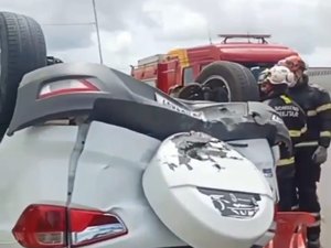 [Vídeo] Carro capota após colisão com outro veículo na Cachoeira do Meirim, em Maceió