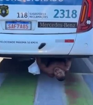 Homem é flagrado debaixo de ônibus em movimento na orla de Jatiúca e se declara: 'Jennifer, eu te amo'