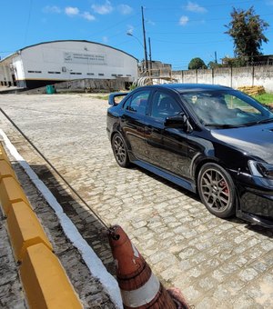 Veículo de luxo é apreendido durante operação do DMTT no bairro de Jaraguá