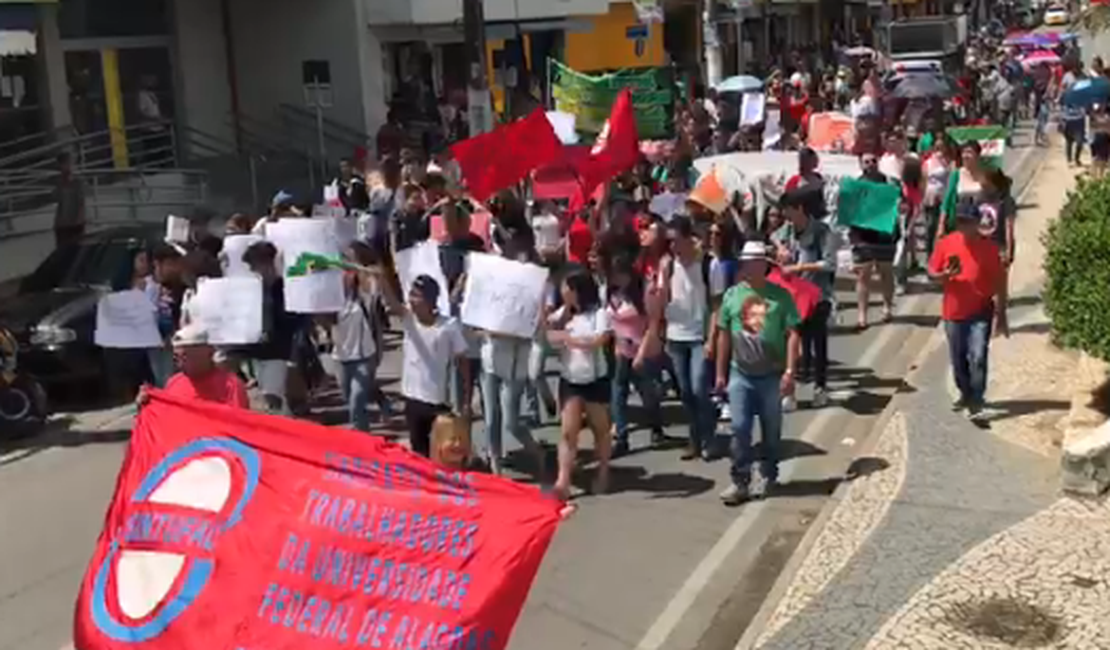 [Vídeo] Manifestação ““Tsunami pela Educação” é realizada no Centro de Arapiraca