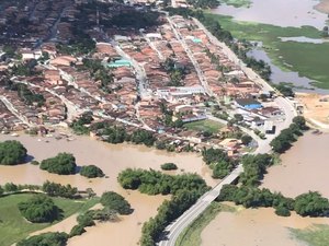 Corpo de Bombeiros e Defesa Civil sobrevoam cidades em alerta na região Norte