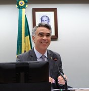 Rafael Brito aprova lei que regulamenta profissão de Agente de Turismo em todo Brasil