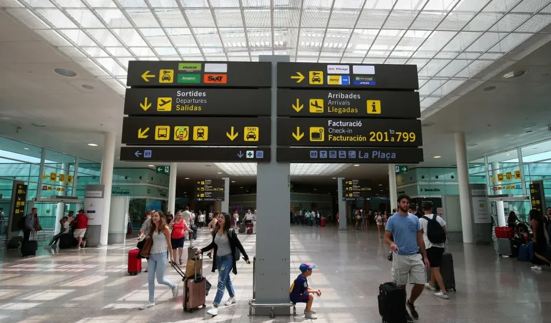 Casal deixa filho sozinho no aeroporto de Barcelona para não perder o voo