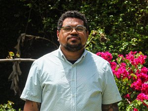 Jean Albuquerque lança audiolivro de 'A ressaca do mar trincou meus ossos' e dá voz aos próprios versos