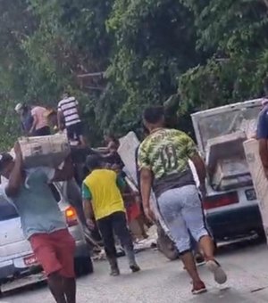 Caminhão com móveis tomba na BR-101, em Flexeiras; carga é saqueada