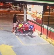 [Vídeo] Entregador é furtado enquanto aguardava pedido na Av. Fernandes Lima