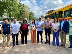 Alfredo Gaspar entrega emenda de R$ 1,7 milhão para compra de ônibus e equipamentos para IFAL Satuba e Palmeira dos Índios