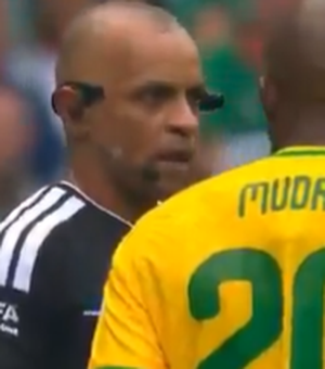 Copa do Mundo 2026: árbitro brasileiro expulsa três, anuncia decisão em inglês e rende memes