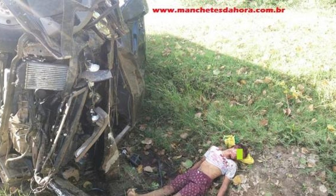 Van capota, cai de ponte e mata garoto em Traipu