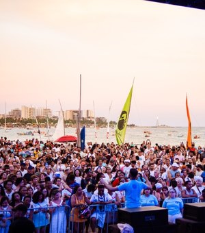 Festa das Águas reúne multidão na orla de Pajuçara em celebração à fé, cultura e ancestralidade
