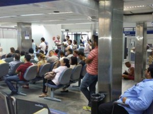 MPAL e Procon Maceió fiscalizam agência bancária no Centro por desrespeito à lei das filas
