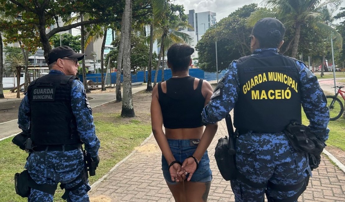 Mulher é presa com maconha, cocaína e R$ 990 em dinheiro na Orla da Pajuçara