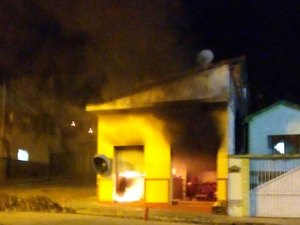 Lanchonete pega fogo em Palmeira dos Índios e Corpo de Bombeiros é acionado