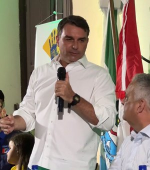 [Vídeo] Flávio Bolsonaro sobe o tom contra Moraes e questiona prisão do pai