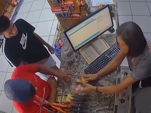 Dupla assalta posto de combustíveis no Jacintinho e foge com dinheiro e celular de funcionária