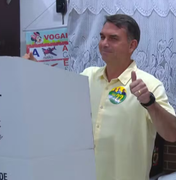 Flávio Bolsonaro é o primeiro presidenciável a votar