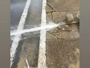 Cano estourado provoca desperdício de água em Arapiraca