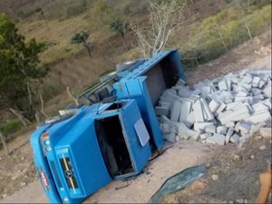 Caminhão tomba em Mata Grande e carga bloqueia acesso a povoado