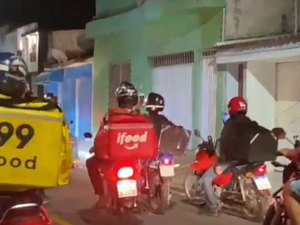 Protesto é realizado em frente a casa de uma cliente que tratou mal motoboy em Arapiraca