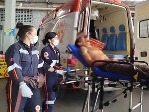 ﻿Homem esfaqueado diz à polícia ter sido alvo de emboscada da esposa, mas acaba preso em Arapiraca