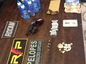 Operação prende seis e apreende arma e drogas