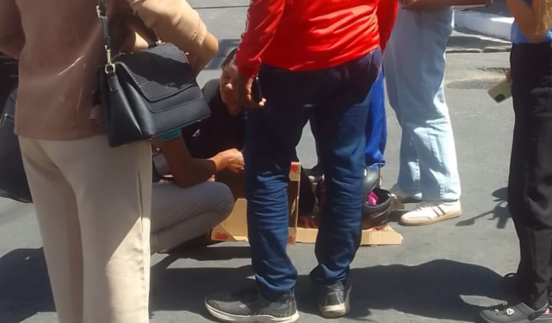 Colisão entre carro e motocicleta deixa mulher ferida no Centro de Arapiraca